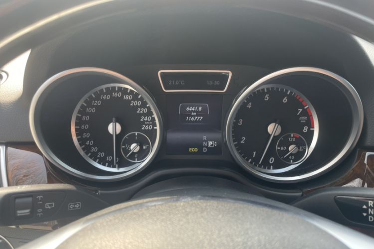 Used Mercedes-Benz M-Class 2014 ML 400 4MATIC Luxury Model Odometer Close Up