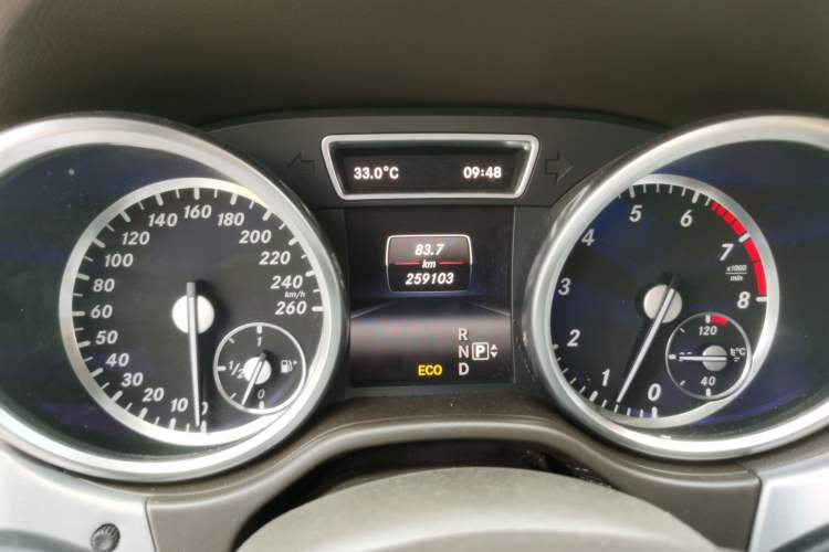 Used Mercedes-Benz M-Class 2014 ML 320 4MATIC Odometer Close Up