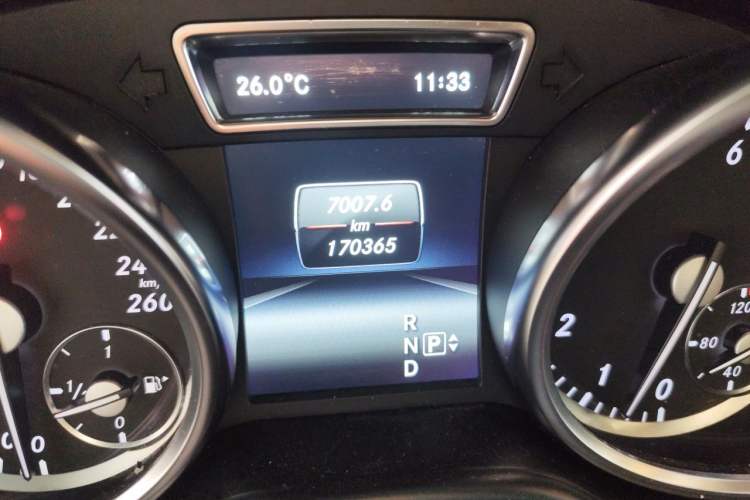 Used Mercedes-Benz M-Class 2014 ML 400 4MATIC Luxury Model Odometer Close Up