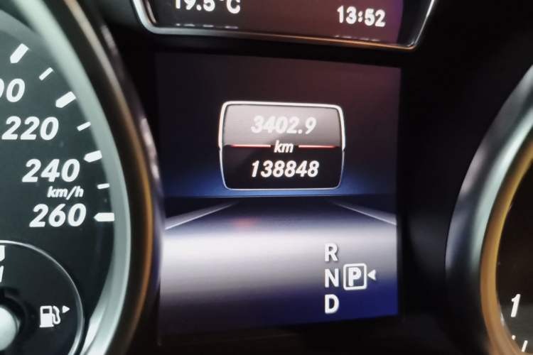 Used Mercedes-Benz M-Class 2014 ML 320 4MATIC Odometer Close Up