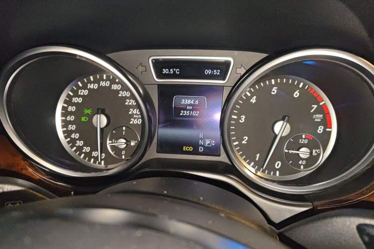 Used Mercedes-Benz M-Class 2014 ML 400 4MATIC Dynamic Model Odometer Close Up