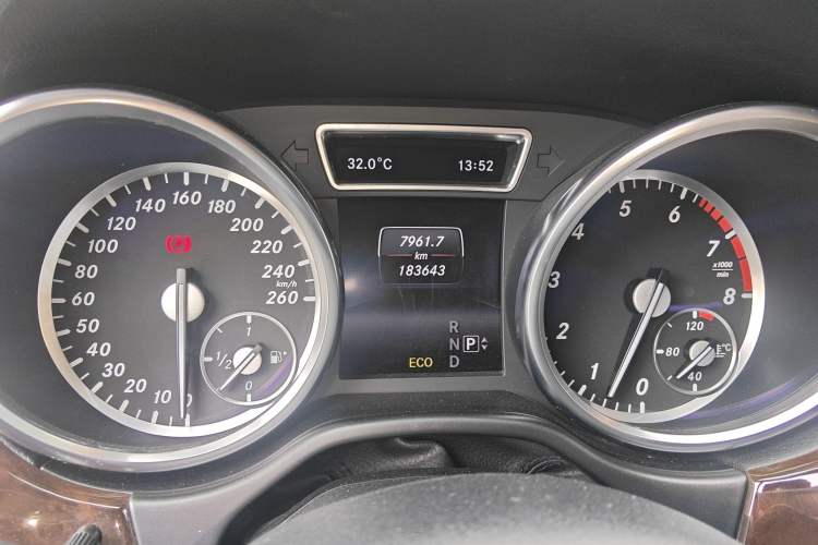 Used Mercedes-Benz M-Class 2014 ML 400 4MATIC Luxury Model Odometer Close Up