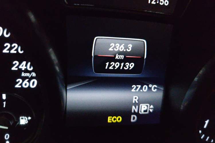 Used Mercedes-Benz M-Class 2014 ML 400 4MATIC Luxury Model Odometer Close Up