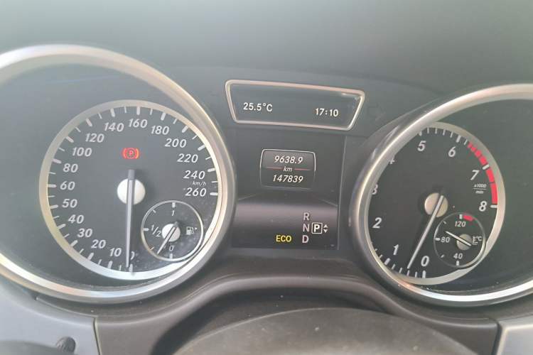Used Mercedes-Benz M-Class 2014 ML 320 4MATIC Odometer Close Up