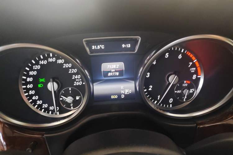 Used Mercedes-Benz M-Class 2014 ML 400 4MATIC Luxury Model Odometer Close Up
