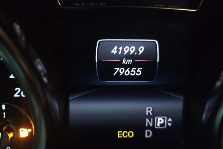 Used Mercedes-Benz M-Class 2014 ML 400 4MATIC Dynamic Model Odometer Close Up