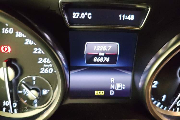 Used Mercedes-Benz M-Class 2014 ML 320 4MATIC Odometer Close Up