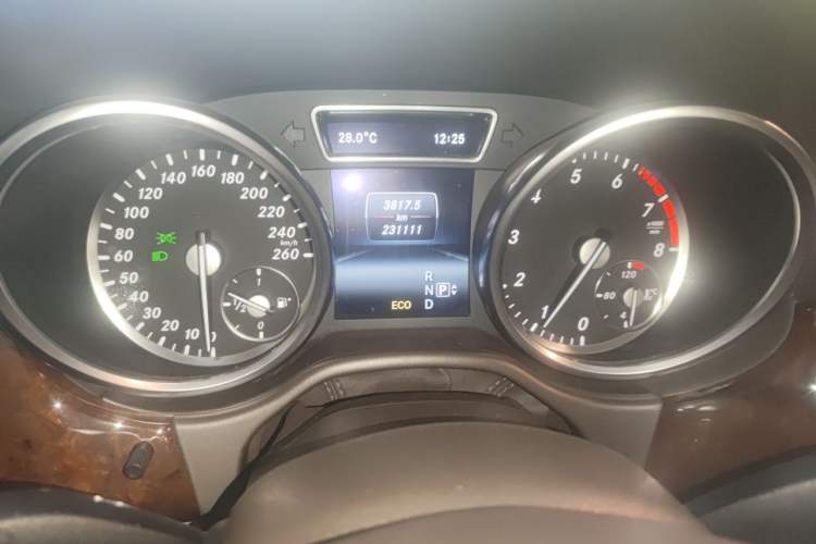 Used Mercedes-Benz M-Class 2014 ML 400 4MATIC Luxury Model Odometer Close Up