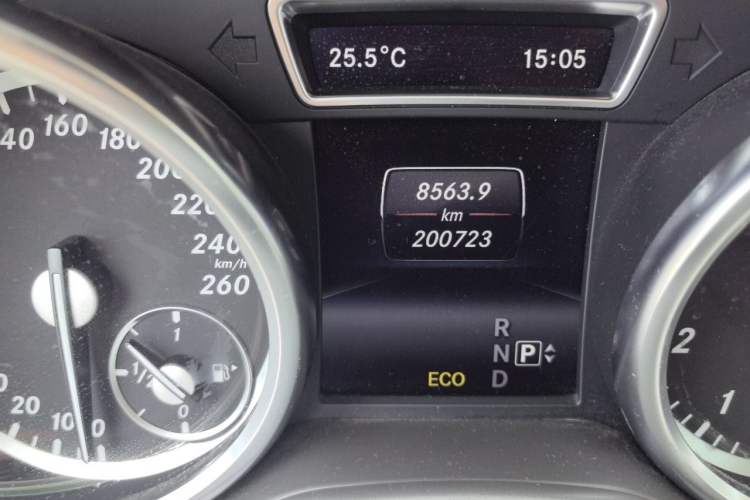 Used Mercedes-Benz M-Class  Odometer Close Up