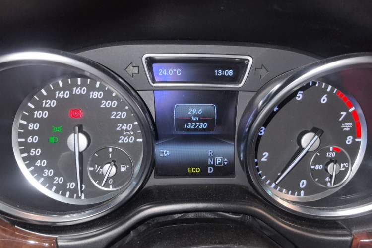 Used Mercedes-Benz M-Class 2014 ML 400 4MATIC Luxury Model Odometer Close Up