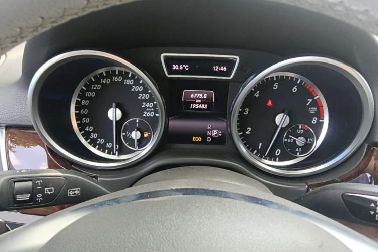 Used Mercedes-Benz M-Class 2014 ML 400 4MATIC Dynamic Model Odometer Close Up