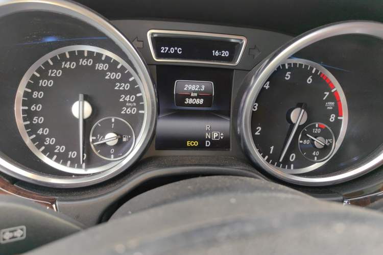 Used Mercedes-Benz M-Class 2014 ML 400 4MATIC Luxury Model Odometer Close Up