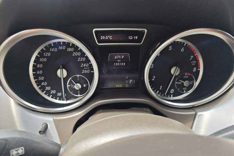 Used Mercedes-Benz M-Class 2014 ML 320 4MATIC Odometer Close Up