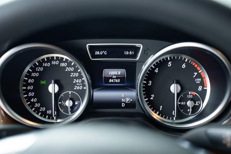 Used Mercedes-Benz M-Class 2014 ML 400 4MATIC Dynamic Model Odometer Close Up