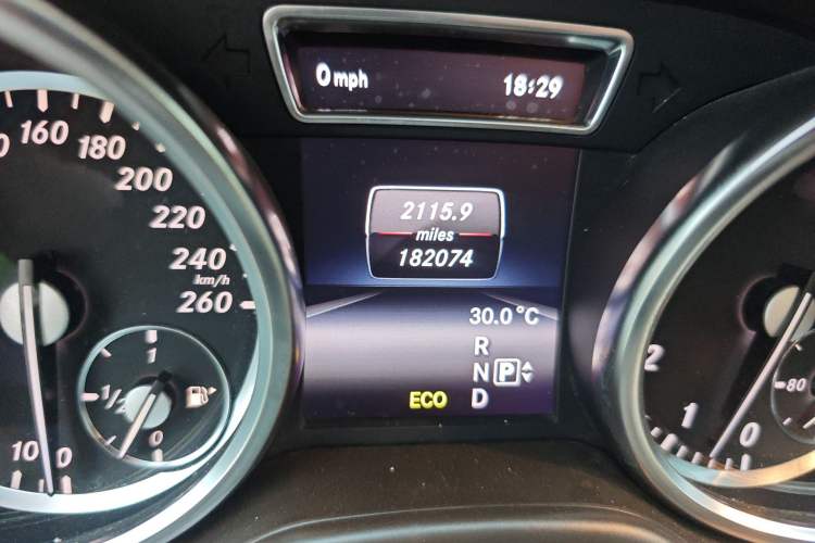 Used Mercedes-Benz M-Class 2014 ML 400 4MATIC Dynamic Model Odometer Close Up