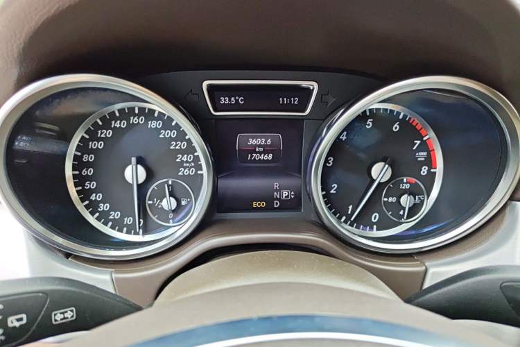 Used Mercedes-Benz M-Class 2014 ML 320 4MATIC Odometer Close Up