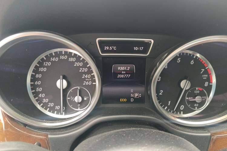 Used Mercedes-Benz M-Class 2014 ML 400 4MATIC Dynamic Model Odometer Close Up