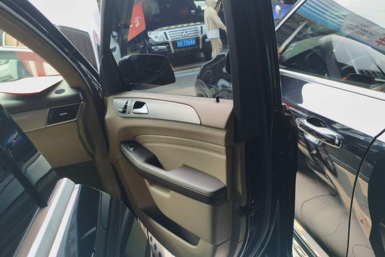 Used Mercedes-Benz M-Class 2014 ML 320 4MATIC Right Front Door Interior