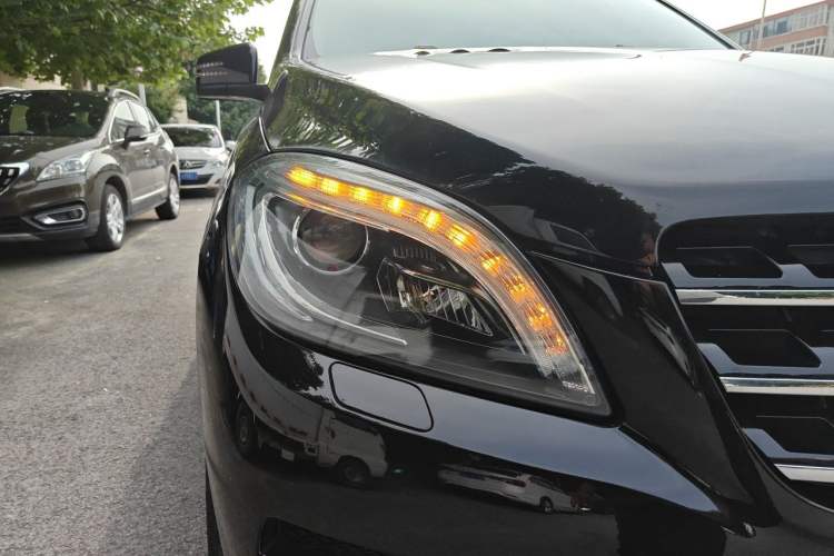 Used Mercedes-Benz M-Class 2014 ML 400 4MATIC Dynamic Model Right Front Headlight