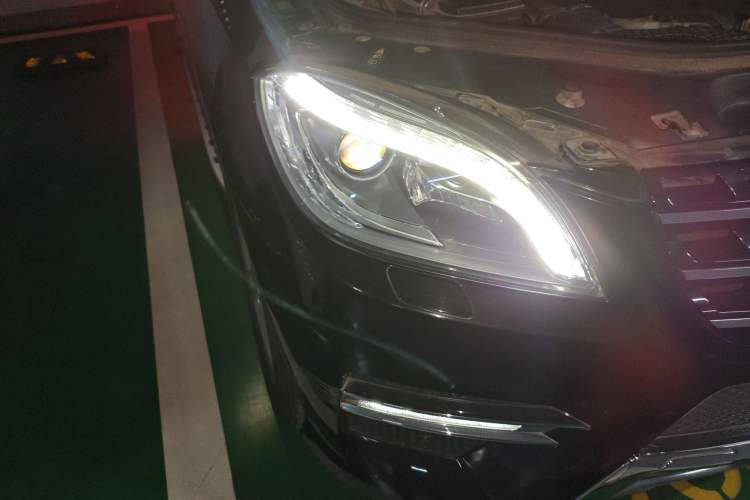 Used Mercedes-Benz M-Class 2014 ML 320 4MATIC Right Front Headlight