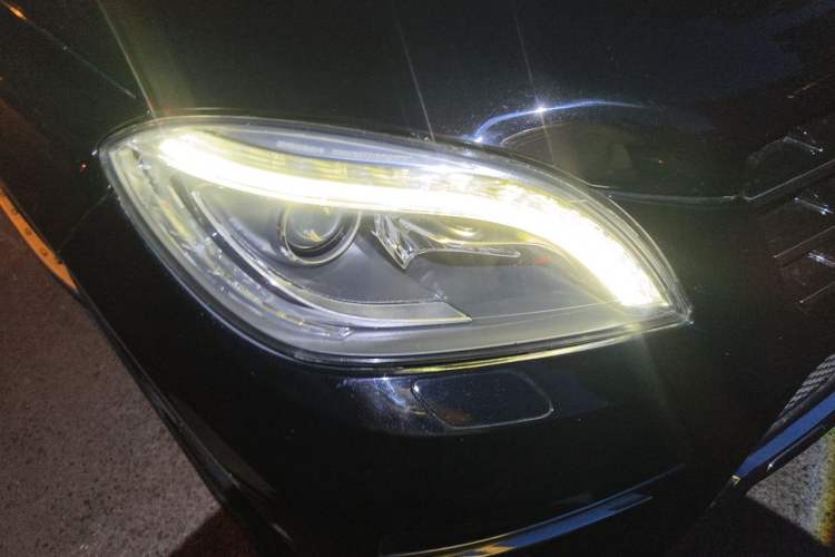 Used Mercedes-Benz M-Class 2014 ML 400 4MATIC Dynamic Model Right Front Headlight