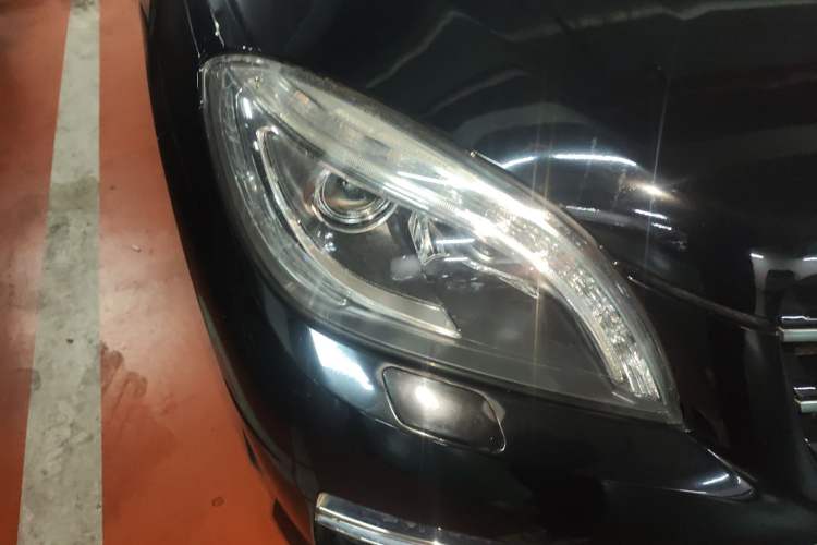 Used Mercedes-Benz M-Class 2014 ML 400 4MATIC Luxury Model Right Front Headlight