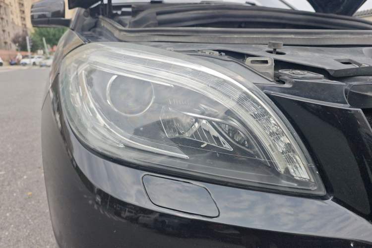 Used Mercedes-Benz M-Class 2014 ML 400 4MATIC Luxury Model Right Front Headlight