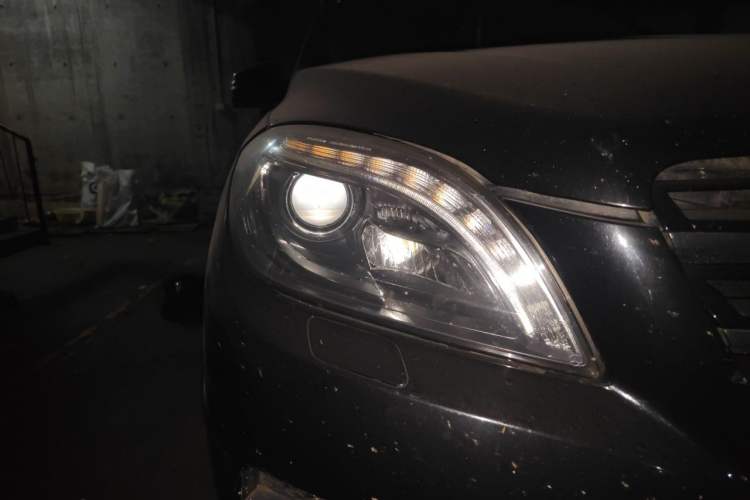 Used Mercedes-Benz M-Class 2014 ML 400 4MATIC Luxury Model Right Front Headlight