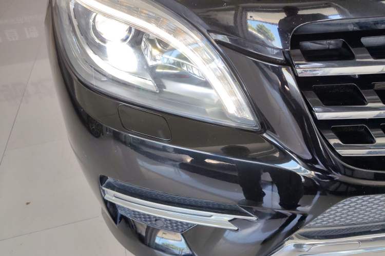Used Mercedes-Benz M-Class 2014 ML 400 4MATIC Dynamic Model Right Front Headlight