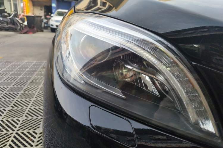 Used Mercedes-Benz M-Class 2014 ML 320 4MATIC Right Front Headlight