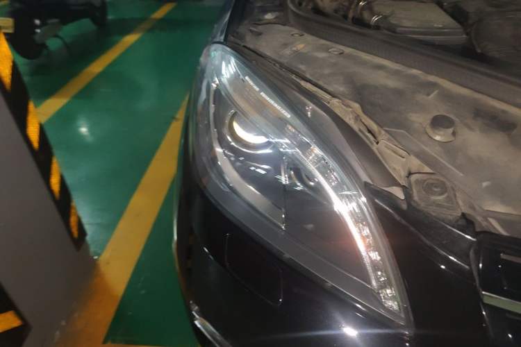 Used Mercedes-Benz M-Class 2014 ML 400 4MATIC Luxury Model Right Front Headlight