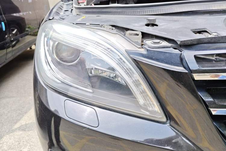 Used Mercedes-Benz M-Class 2014 ML 400 4MATIC Luxury Model Right Front Headlight