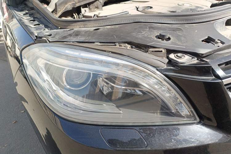 Used Mercedes-Benz M-Class 2014 ML 400 4MATIC Dynamic Model Right Front Headlight