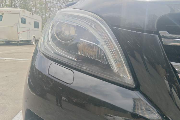 Used Mercedes-Benz M-Class 2014 ML 400 4MATIC Luxury Model Right Front Headlight