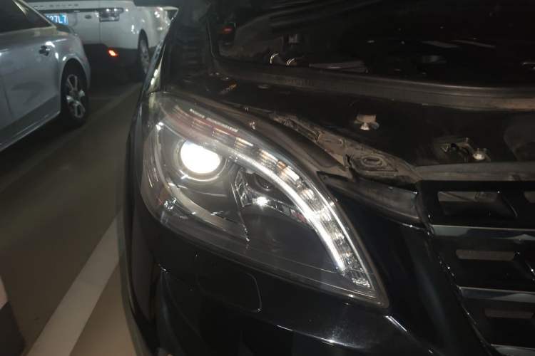 Used Mercedes-Benz M-Class 2014 ML 400 4MATIC Dynamic Model Right Front Headlight