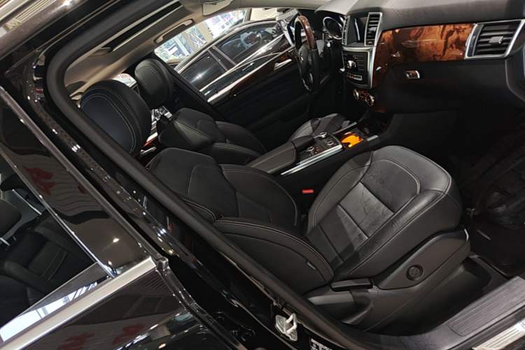 Used Mercedes-Benz M-Class 2014 ML 400 4MATIC Luxury Model Right Front Seat