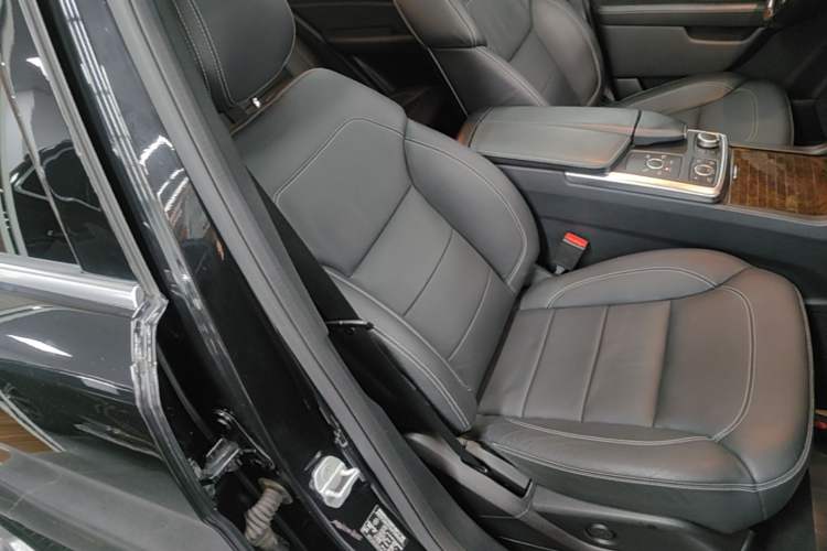 Used Mercedes-Benz M-Class 2014 ML 400 4MATIC Luxury Model Right Front Seat