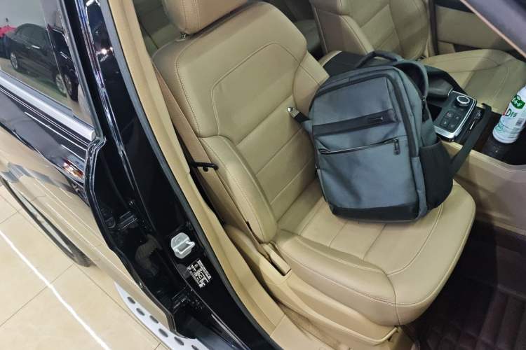 Used Mercedes-Benz M-Class 2014 ML 400 4MATIC Dynamic Model Right Front Seat