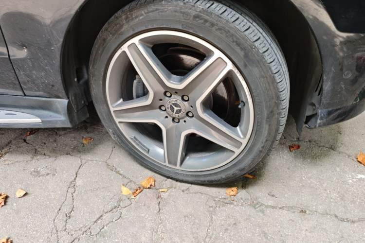 Used Mercedes-Benz M-Class 2014 ML 400 4MATIC Luxury Model Right Front Wheel Hub