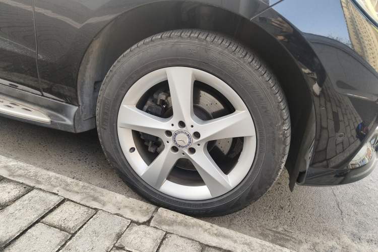Used Mercedes-Benz M-Class 2014 ML 400 4MATIC Dynamic Model Right Front Wheel Hub