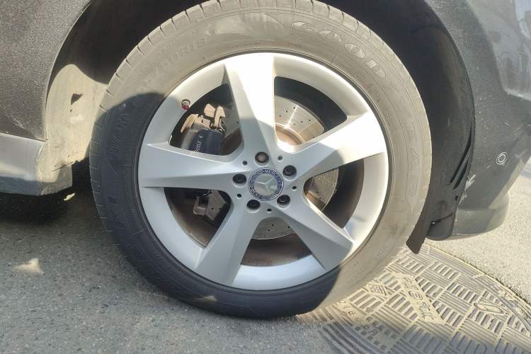 Used Mercedes-Benz M-Class 2014 ML 400 4MATIC Dynamic Model Right Front Wheel Hub