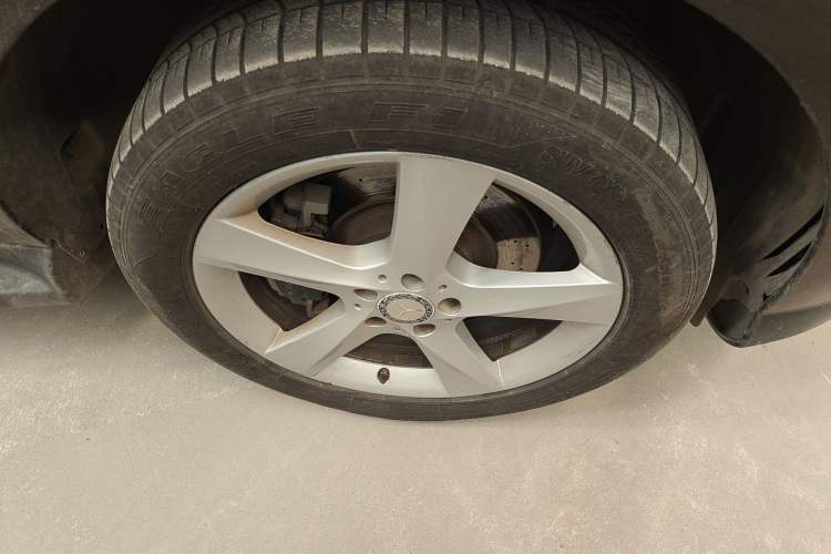 Used Mercedes-Benz M-Class 2014 ML 320 4MATIC Right Front Wheel Hub