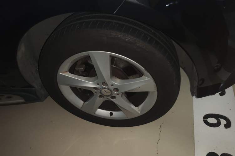 Used Mercedes-Benz M-Class 2014 ML 400 4MATIC Dynamic Model Right Front Wheel Hub