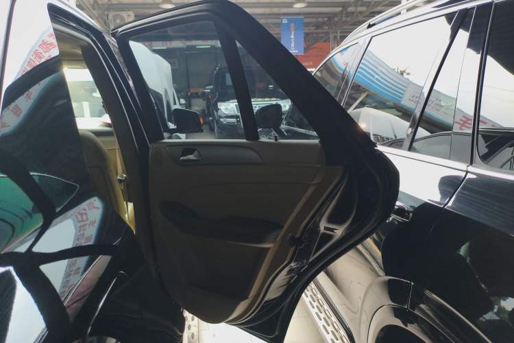 Used Mercedes-Benz M-Class 2014 ML 320 4MATIC Right Rear Door Interior