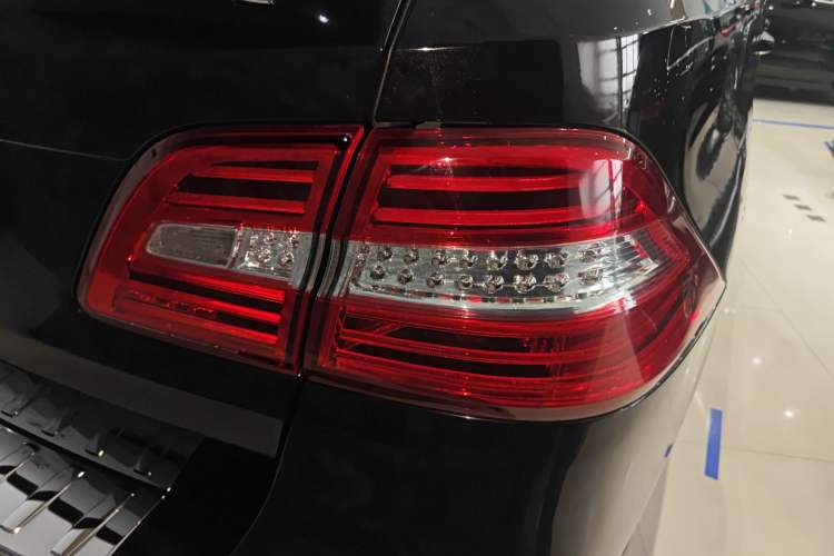 Used Mercedes-Benz M-Class 2014 ML 400 4MATIC Luxury Model Right Rear Taillight