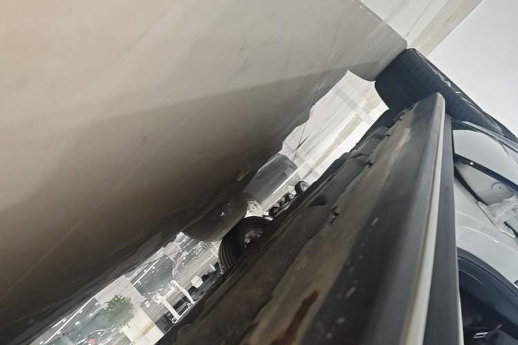 Used Mercedes-Benz M-Class 2014 ML 400 4MATIC Luxury Model Right Side Sill