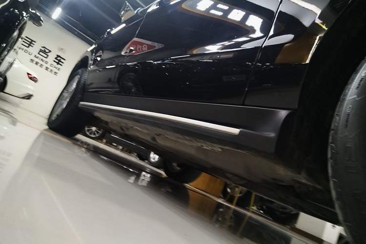 Used Mercedes-Benz M-Class 2014 ML 320 4MATIC Right Side Sill