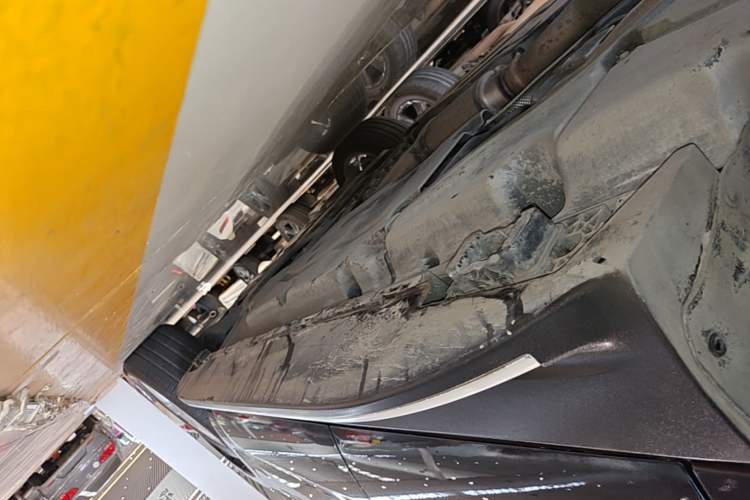 Used Mercedes-Benz M-Class 2014 ML 400 4MATIC Luxury Model Right Side Sill