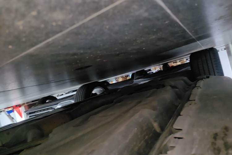 Used Mercedes-Benz M-Class 2014 ML 400 4MATIC Luxury Model Right Side Sill