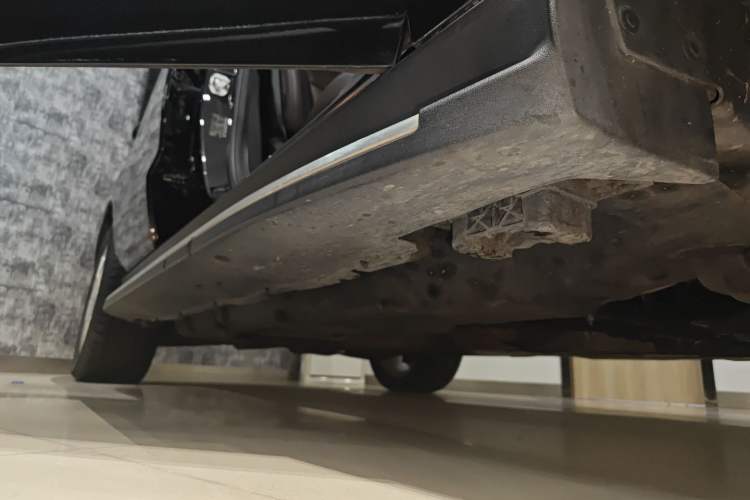 Used Mercedes-Benz M-Class 2014 ML 400 4MATIC Luxury Model Right Side Sill
